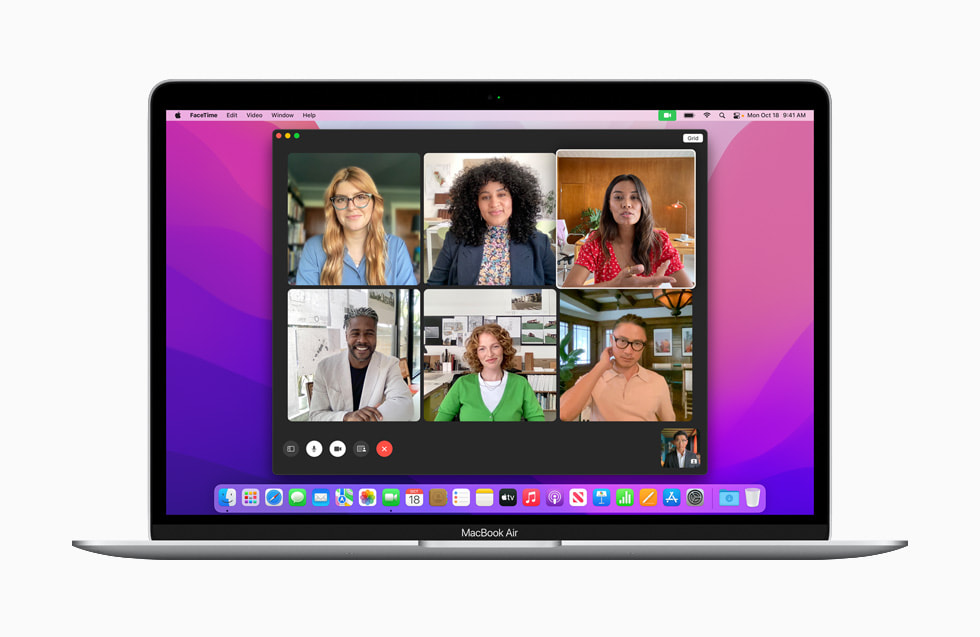 macOS Monterey’de Portre modu ve uzamsal ses ?zelli?i kullan?larak yap?lan bir FaceTime g?rü?mesi MacBook Pro’da g?steriliyor.