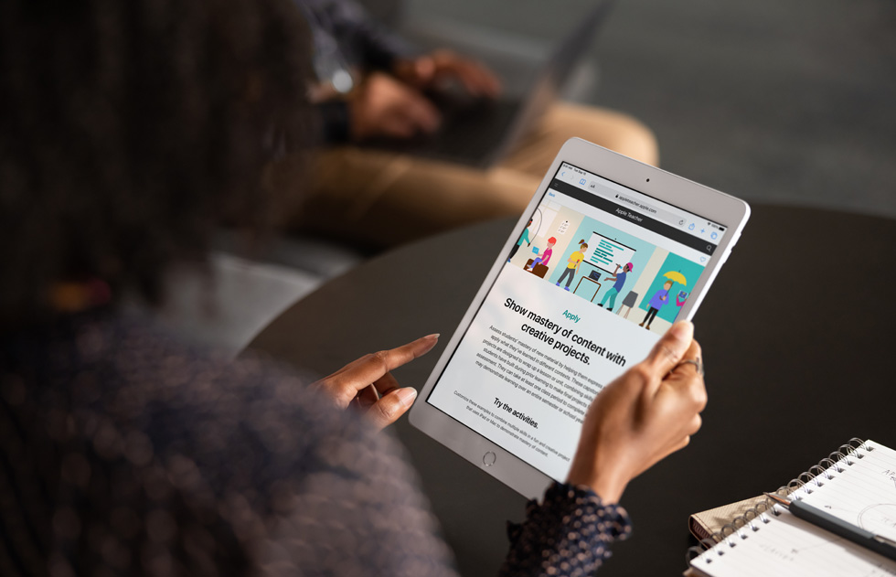 Bir kullan?c? iPad kullanarak Apple Teacher Portfolio’da geziniyor.