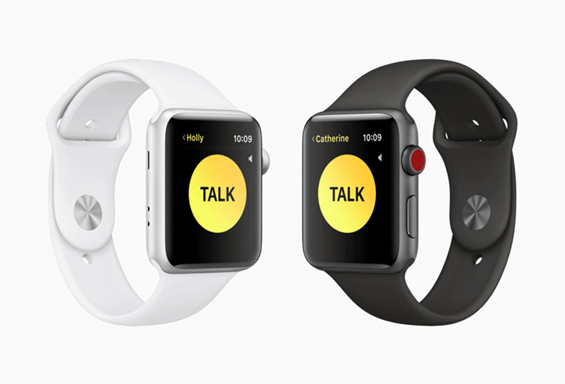 Yeni yaz?l?m ?zelliklerini g?steren iki Apple Watch