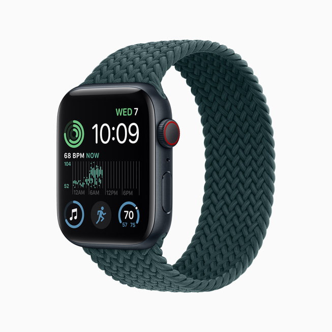 Gece yar?s? rengi alüminyum kasaya sahip yeni Apple Watch SE.