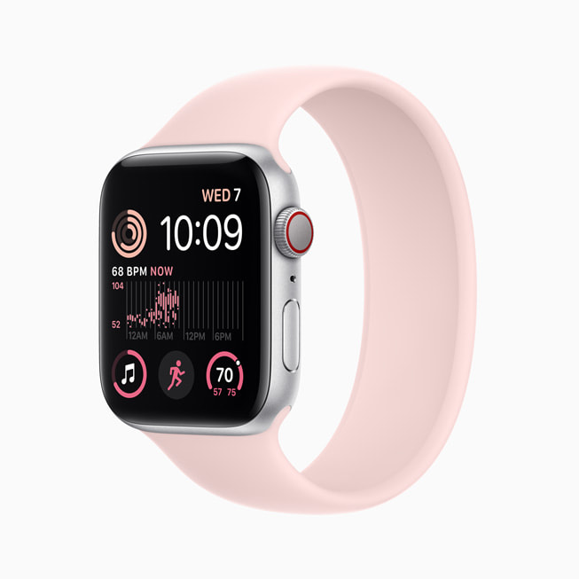 Gümü? rengi alüminyum kasaya sahip yeni Apple Watch SE.