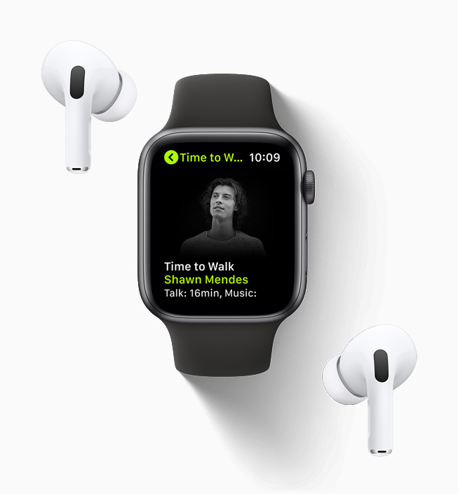épisode de Place à?la marche avec Shawn?Mendes à l’écran d’une Apple?Watch avec des AirPods?Pro.