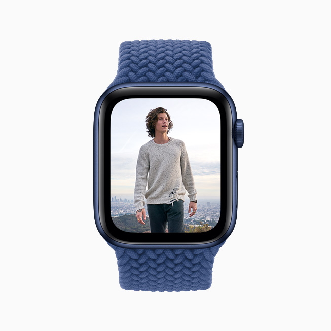 L’artiste Shawn?Mendes à?l’écran d’une Apple?Watch. 