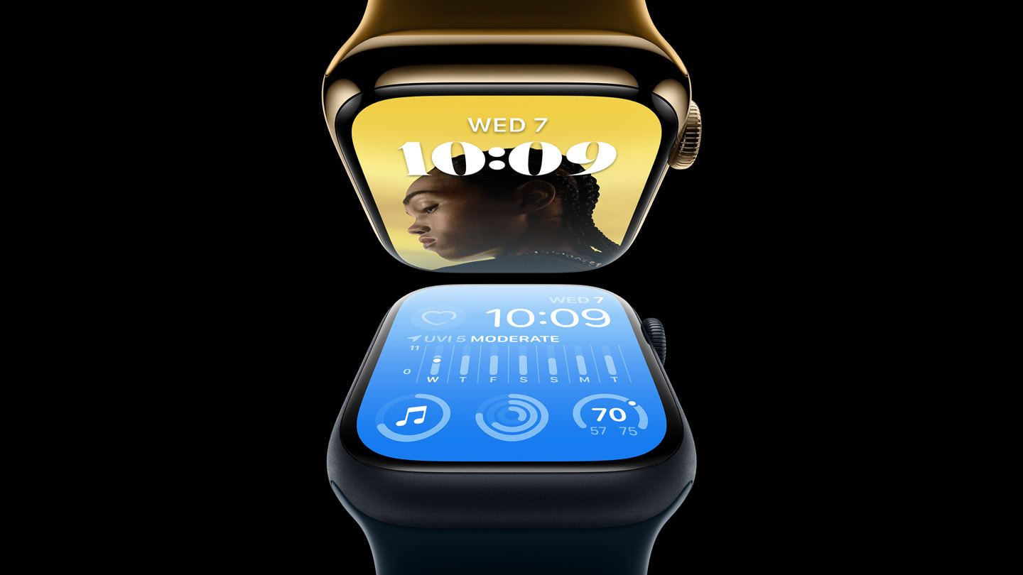 Alt?n rengi bir paslanmaz ?elik Apple Watch Series 8, yeni Apple Watch SE’nin üzerinde g?steriliyor. 