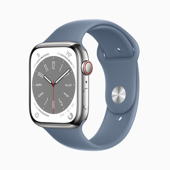 Gümü? rengi paslanmaz ?elik kasaya sahip yeni Apple Watch Series 8.