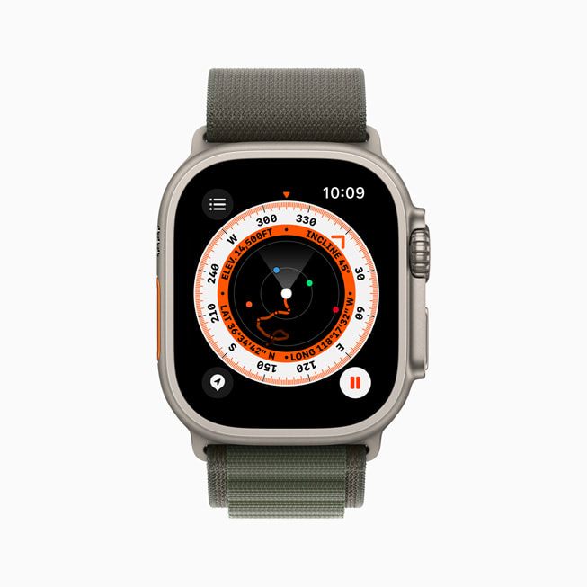 Ye?il Alpine Loop kay??l? Apple?Watch?Ultra bir ara noktan?n i?aretlendi?i Pusula uygulamas?n? g?steriyor.