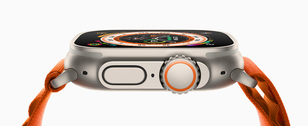 Apple?Watch?Ultra’n?n daha büyük Digital Crown'u ve yan dü?meyi vurgulayan yandan g?rünümü.