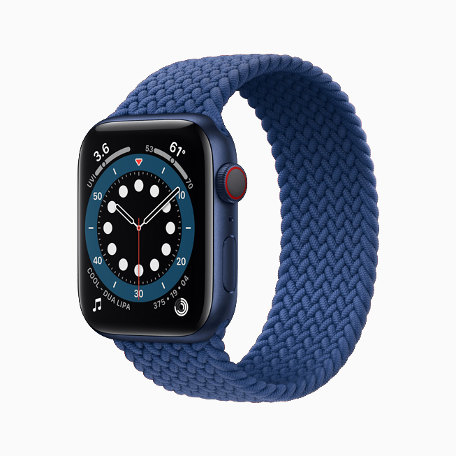 Apple Watch Series 6 搭配藍(lán)色鋁金屬錶殼與編織單圈錶環(huán)。