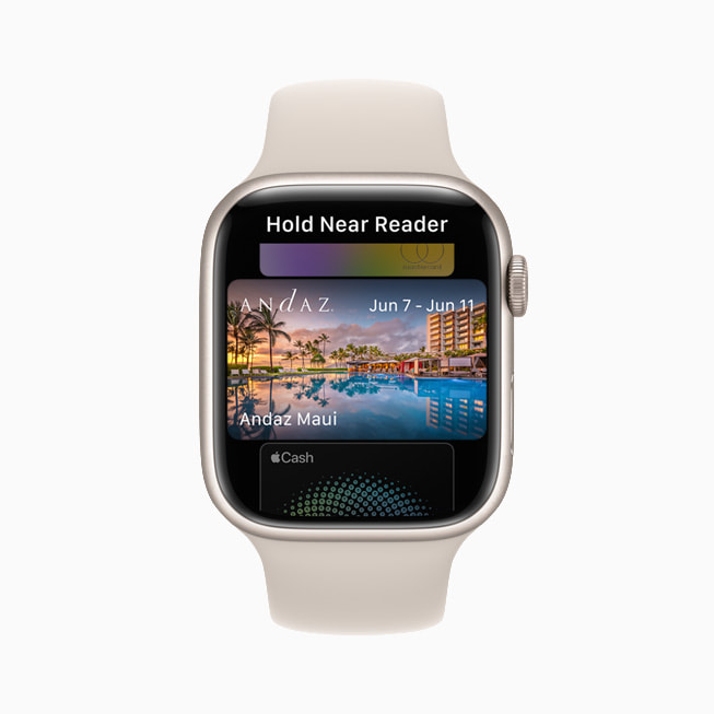 Bir kullan?c?n?n otel odas? anahtar? Apple Watch Series 7’deki Wallet uygulamas?nda g?steriliyor.