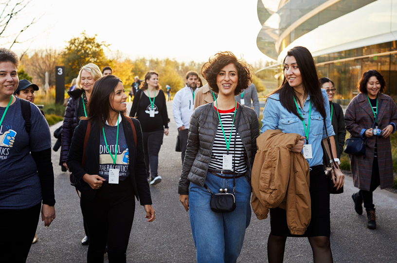 Apple Park’ta foto?raflanan Giri?imci Kamp? kat?l?mc?lar?.
