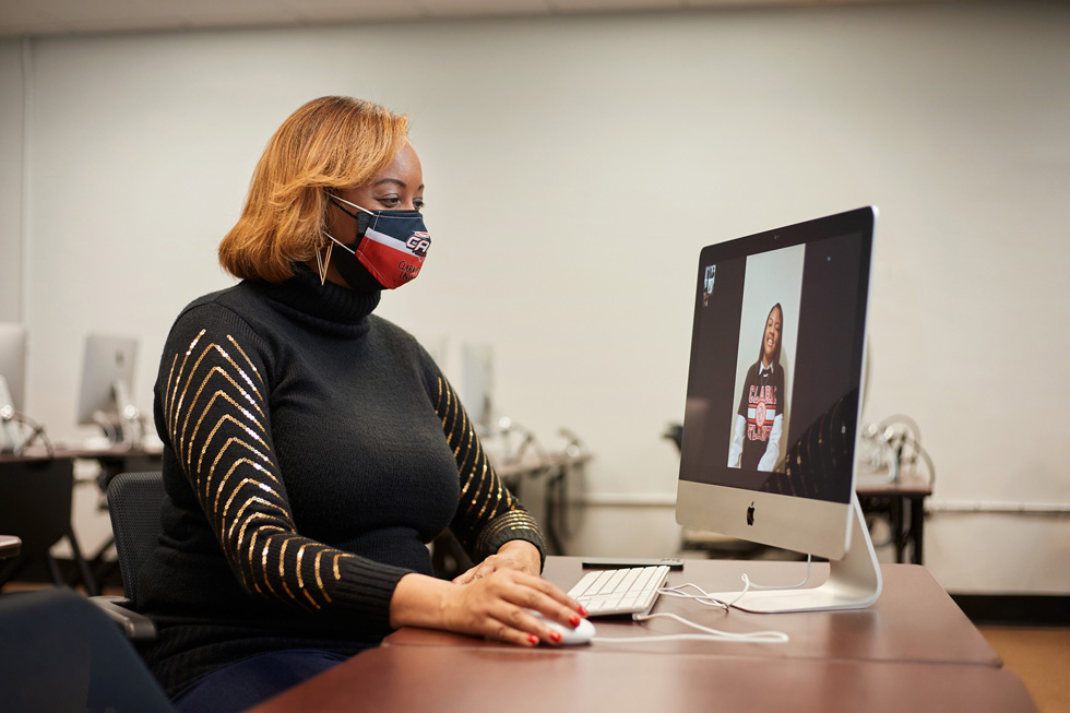 MaKisha Funderburke iMac’te ?al???yor.