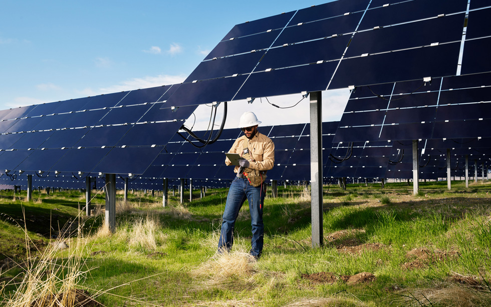 California Flats güne? enerjisi tarlas?nda bir teknisyen. 