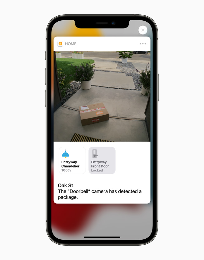 iPhone 12 Pro’da HomeKit ?zellikli bir kamera evin ?n kap?s?na b?rak?lm?? bir paket g?steriyor.