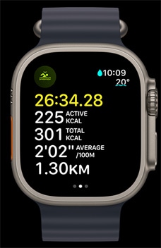 Apple?Watch Ultra 2 rejestruj?cy trening p?ywacki na wodach otwartych; wida? czas aktywno?ci, kalorie i tempo.