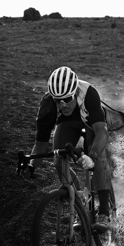 Mu? na bicykli s hodinkami Apple Watch Ultra 2.