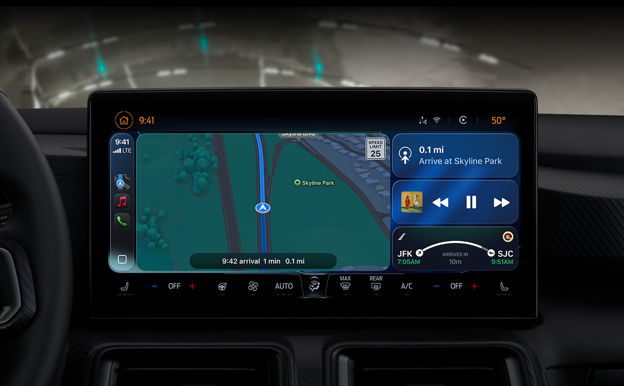 Bir ara?taki CarPlay, Haritalar uygulamas?nda yol tariflerini, Apple Music’i, u?u? bilgilerini ve ara? tak?mlar?n? g?steriyor