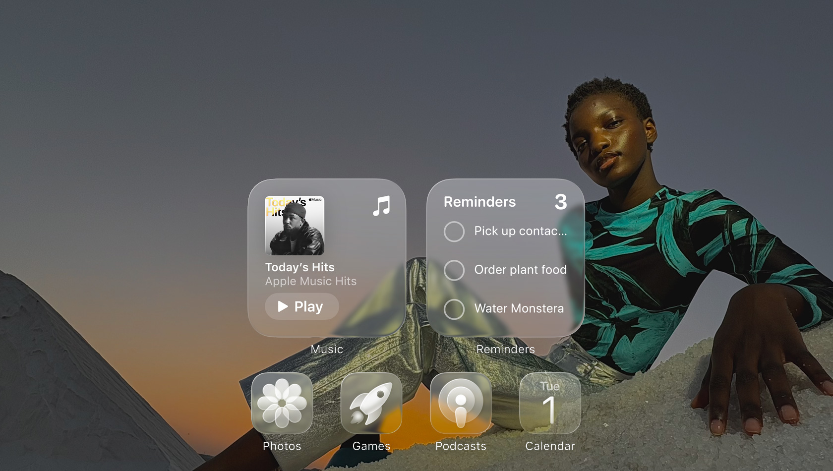 Liquid Glass ekrandaki Apple Music, An?msat?c?lar, Foto?raflar, Oyunlar, Podcast’ler ve FaceTime gibi ?effaf uygulama simgeleri duvar ka??d?n? yans?t?yor