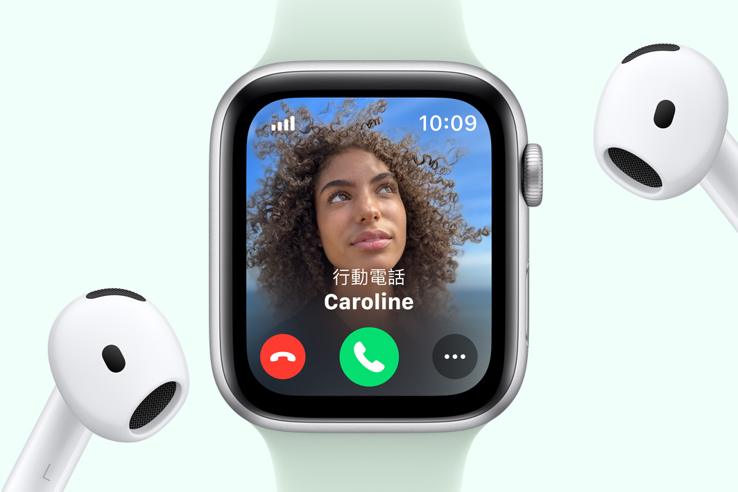 Apple Watch SE 的螢幕為來電顯示，手錶旁邊有一對 AirPods