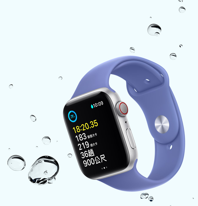 Apple Watch SE 的螢幕展示游泳體能訓練畫面，在手錶周圍有幾滴水珠