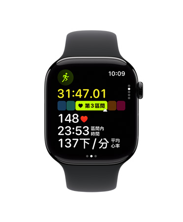 Apple Watch Series 10 搭配黑色運動型錶帶的正面圖，介面展示體能訓(xùn)練 app 中室外跑步的心率區(qū)間