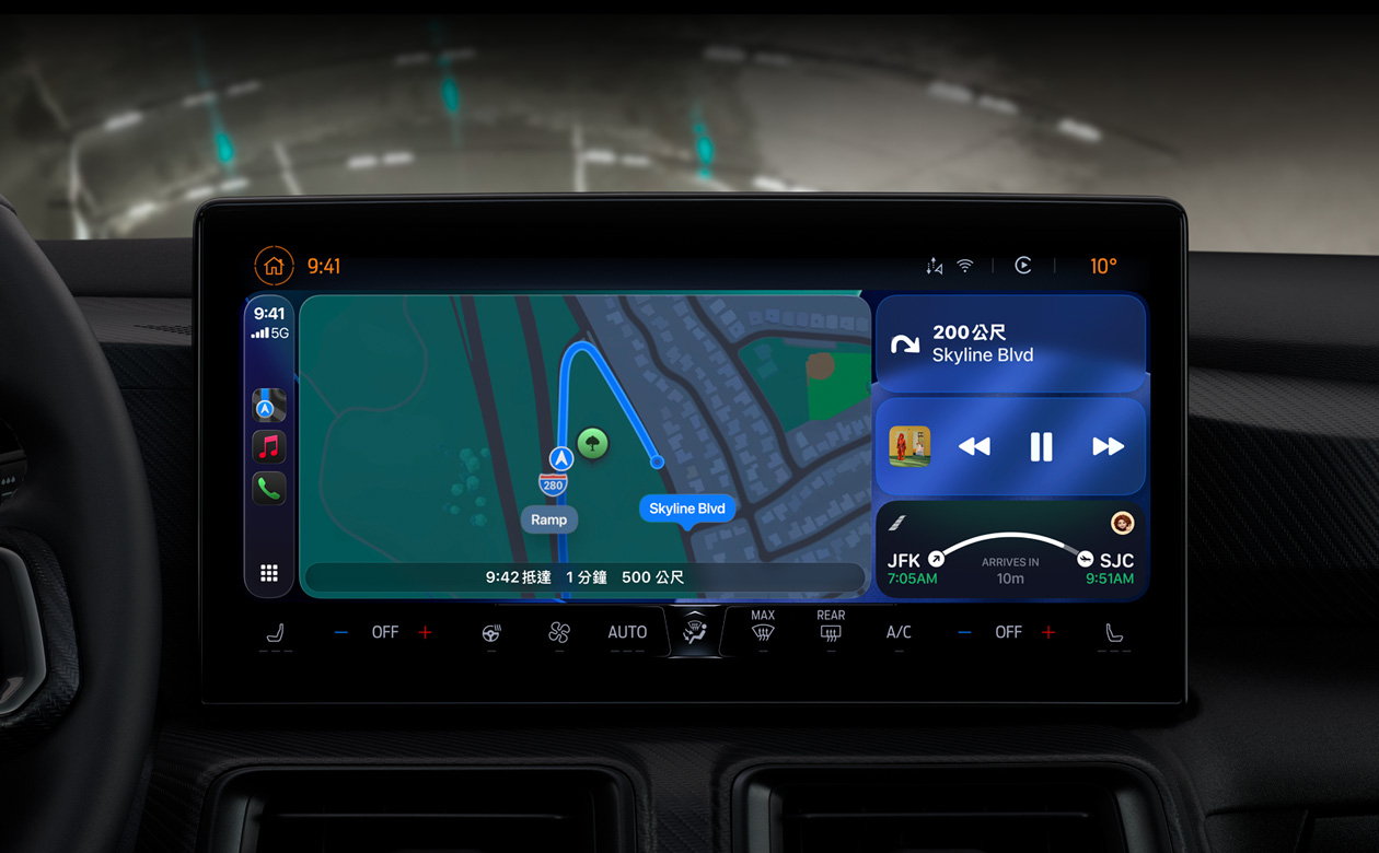車內(nèi)的 CarPlay 展示地圖 app 的路線畫面、Apple Music、航班資訊與小工具