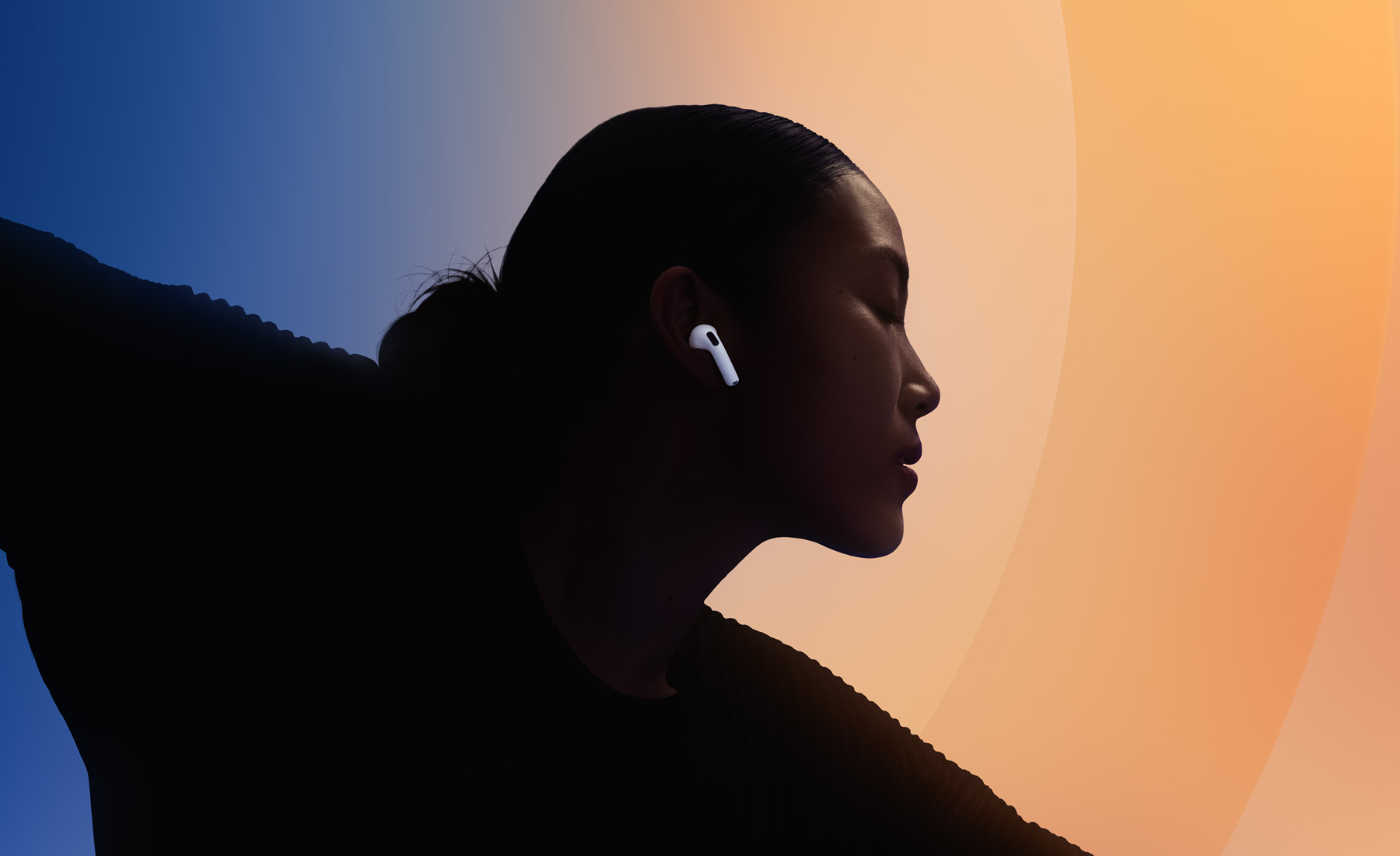 Tantsiv inimene, kes kannab AirPods 4 k?rvaklappe.