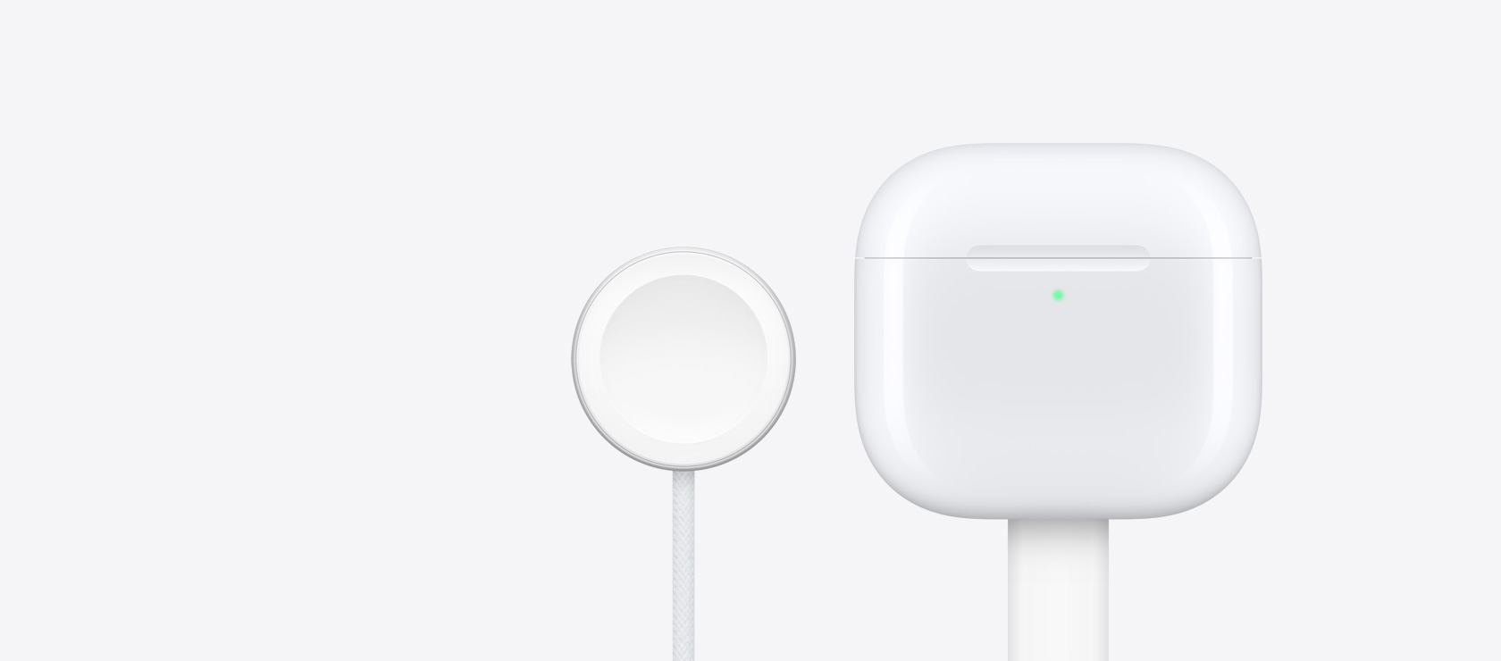 Nabíjecí pouzdro k AirPod?m 4 vedle nabíje?ky Apple Watch.
