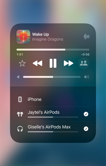Snímek obrazovky s?p?ehráváním skladby z?Apple?Music na dvou párech AirPod?.