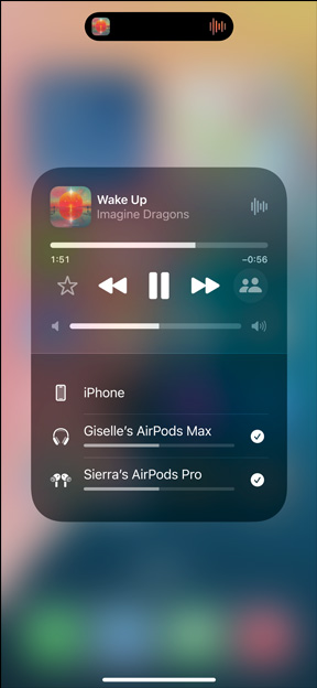 Na displeji iPhonu se zobrazují dva páry AirPod?, ve kterych se p?ehrává ?All for Nothing (I'm So in Love)“ od Lauva.