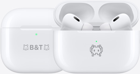 Dos estuches de carga de AirPods 4 con ejemplos de emojis grabados: uno con un emoji de gato a cada lado del texto B&T y otro con un emoji de cangrejo