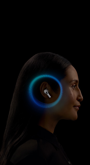 Le c?té droit de la tête d’une femme. Un des AirPods Pro se trouve dans son oreille. Une image circulaire émane des AirPods Pro.