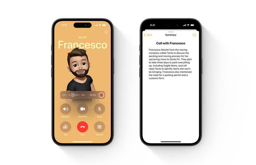 Aplikace Telefon zobrazená s novou funkcí nahrávání probíhajícího hovoru. Na druhém iPhonu se zobrazuje shrnutí hovoru vygenerované z p?episu ?ivého zvuku.