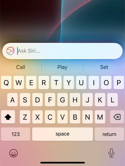 Textové pole v horní ?ásti klávesnice iPhonu s nápisem Ask Siri