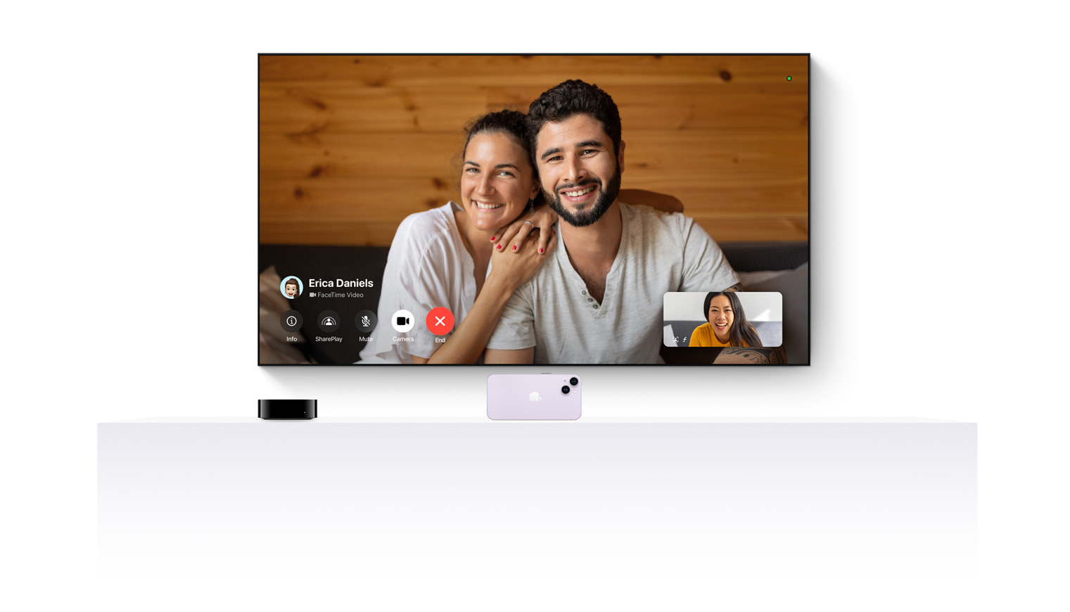 Apple TV 4K en iPhone die samenwerken om FaceTime te tonen op een flatscreen-tv