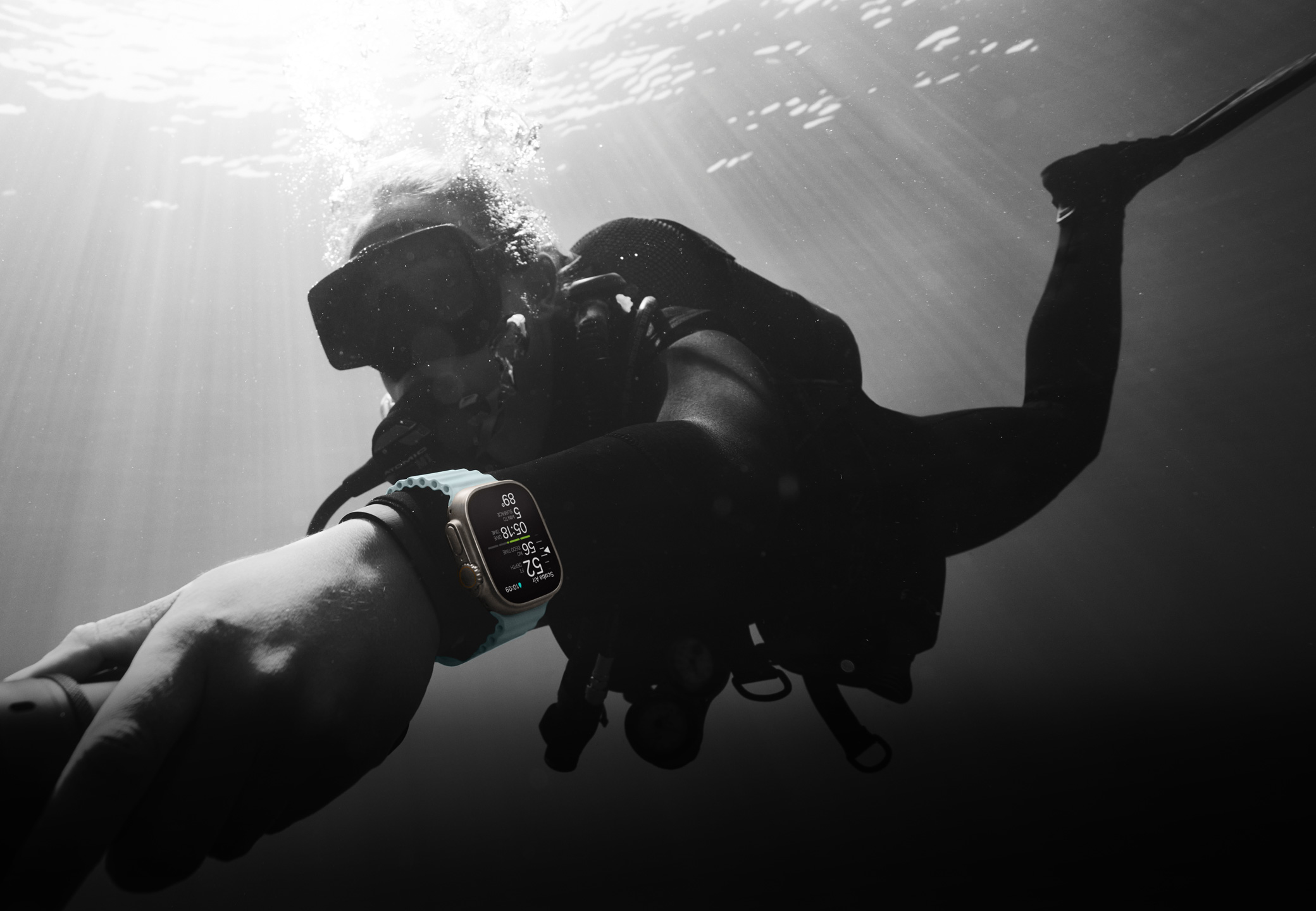 En fritidsdykker under vandet med Apple Watch Ultra 2 p?.