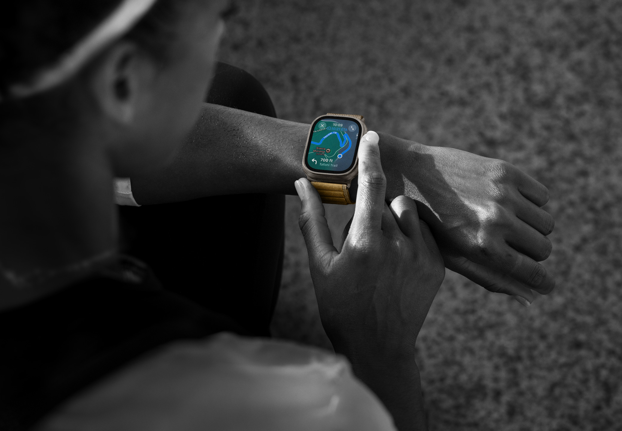En person, der er ude at vandre, bruger kortene p? sit Apple Watch Ultra 2 til at finde vej.
