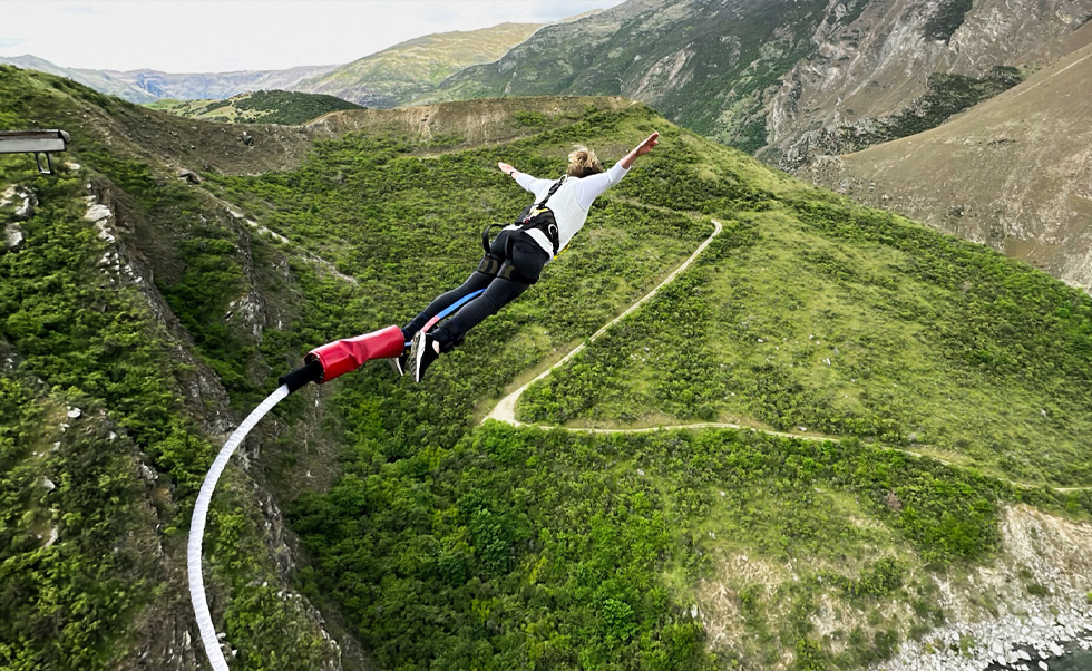 Firma AJ Hackett Bungy New Zealand pou?ívá iPhony na zachycení úchvatnych snímk? v pěti krásnych lokalitách na Novém Zélandu a jejich sdílení se zákazníky.
