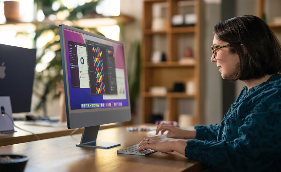 Una dise?adora crea dise?os personalizados en la Mac.