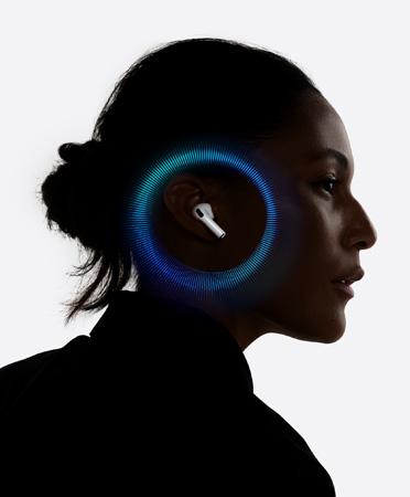 ホワイトのAirPods Pro 3を裝著した人物の右橫顔