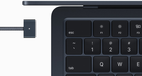 MacBook Air en finition minuit avec cable MagSafe assorti