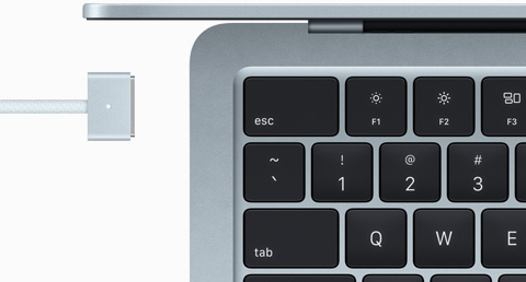 MacBook Air en finition bleu ciel avec cable MagSafe assorti