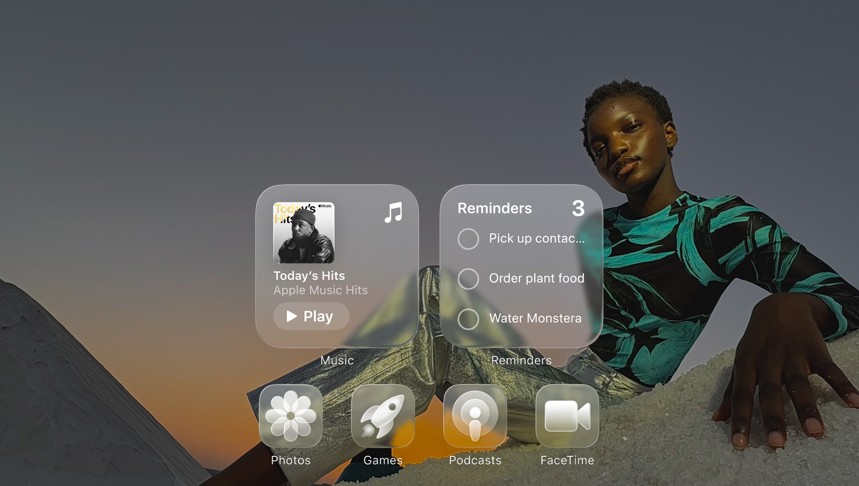 Màn hình Liquid Glass v?i các bi?u t??ng ?ng d?ng trong su?t, nh? Apple Music, L?i Nh?c, ?nh, Games, Podcast và FaceTime ph?n chi?u trên hình n?n