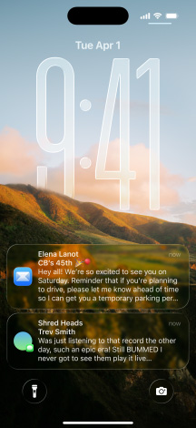 N?m phiên b?n iPhone, m?i phiên b?n h?i x?p ch?ng lên phiên b?n bên c?nh, màn hình ngoài cùng bên trái hi?n th? cu?c trò chuy?n v?i n?n trong Tin Nh?n, màn hình th? hai bên trái hi?n th? Màn Hình Chính v?i các bi?u t??ng ?ng d?ng ??y màu s?c, phiên b?n ? gi?a hi?n th? Màn Hình Khóa(chǎn) v?i ?nh, các ch? s? cho bi?t th?i gian theo phong cách Liquid Glass, hai th?ng báo xu?t hi?n ? cu?i màn hình, phiên b?n th? hai bên ph?i hi?n th? các bi?u t??ng ?ng d?ng theo phong cách Liquid Glass trong su?t, phiên b?n ? ngoài cùng bên ph?i hi?n th? trình phát nh?c theo phong cách Liquid Glass