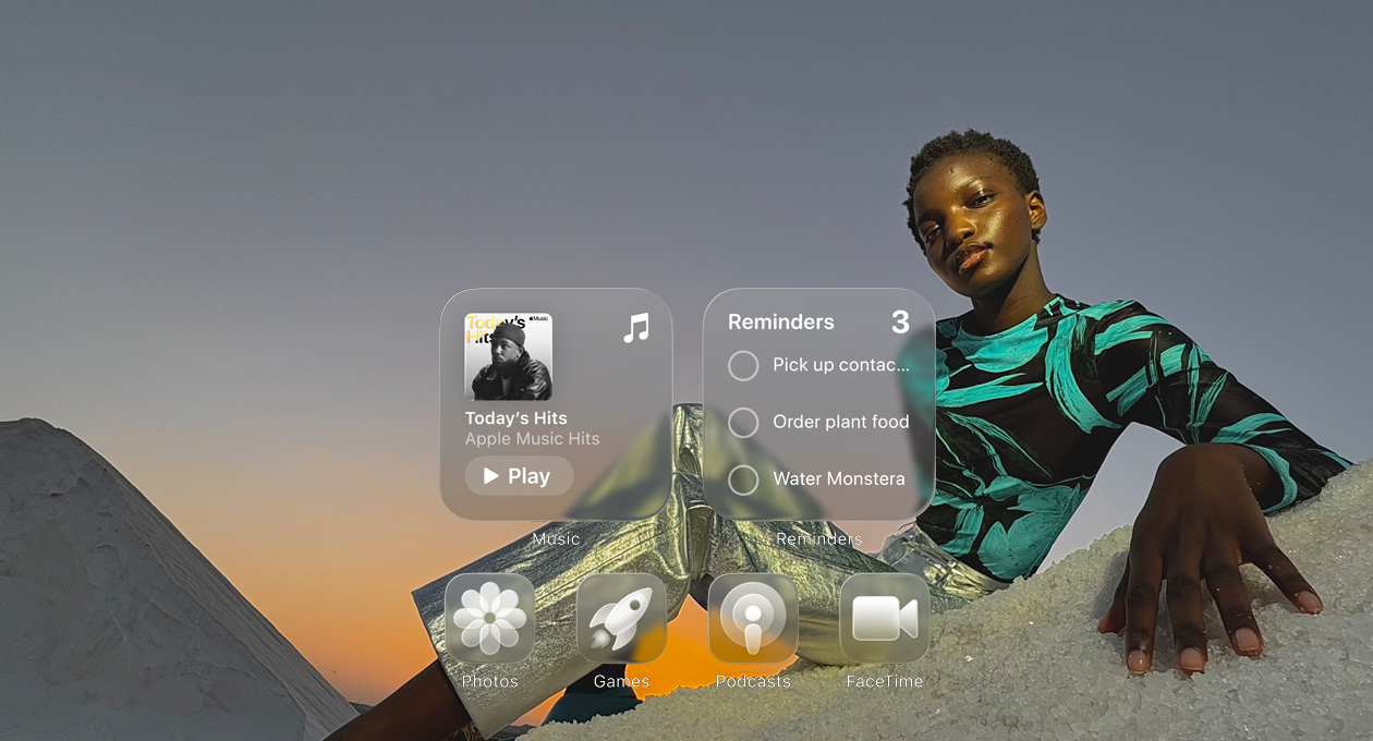 Pantalla de Liquid Glass con íconos translúcidos de apps como Apple Music, Recordatorios, Fotos, Juegos, Podcasts y FaceTime que refractan la luz sobre el fondo de pantalla