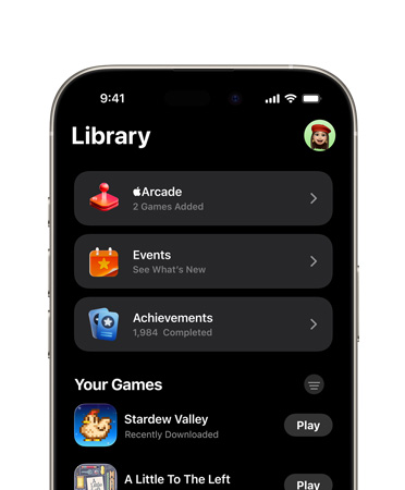 Un iPhone, moitié supérieure uniquement, l’écran affiche la mise en page de l’app Jeux, avec l’onglet Bibliothèque, Apple Arcade, évènements, Accomplissements et la section Tous les jeux