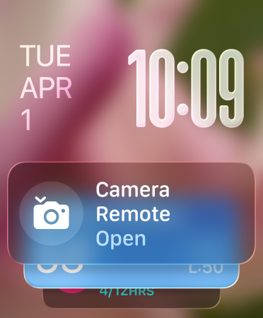 Le widget Télécommande de l’appareil photo appara?t en bas de l’écran, l’heure en chiffres translucides en haut à droite, la date en haut à gauche