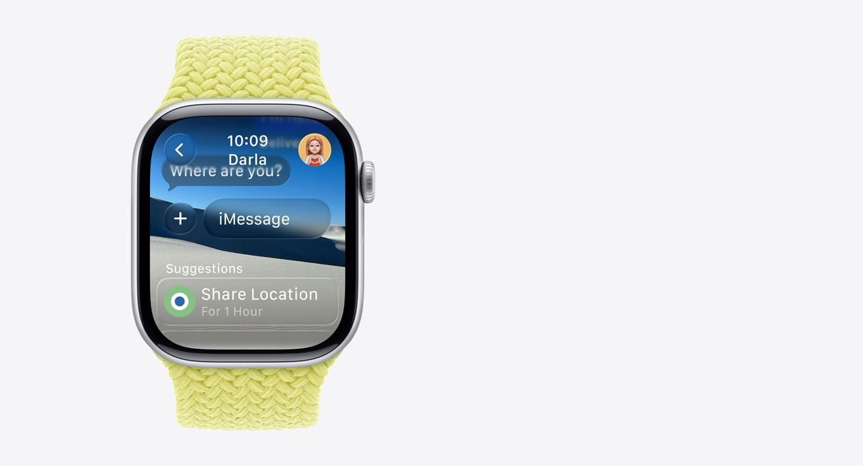 Un Apple Watch color plata con una correa trenzada amarilla, pantalla con un mensaje translúcido que dice '?Dónde estás?', y debajo la palabra 'Sugerencias' con una acción inteligente para compartir la ubicación