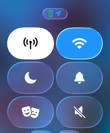 Se ven los íconos translúcidos del Centro de Control, como No Molestar y modo Cine, sobre un fondo difuminado