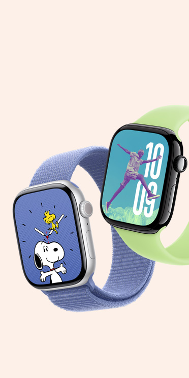 Dua Apple Watch Series 10. Yang pertama dengan wajah jam Snoopy dan Solo Loop Rajutan Sunshine. Yang kedua dengan wajah jam Potret dan Solo Loop Pink.