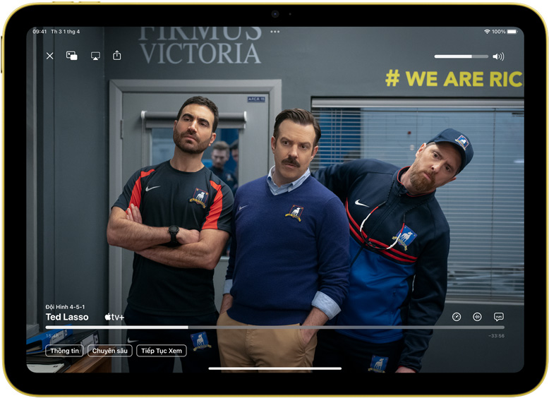 Apple TV+ hi?n th? Ted Lasso ?ang b?t trên iPad.